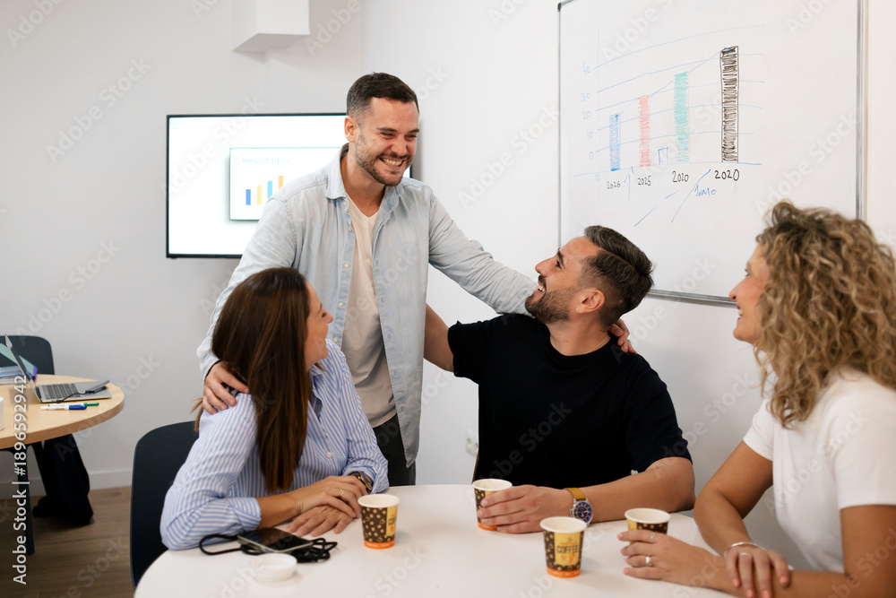 Obraz premium Business people collaborating brainstorming ideas in office meeting
