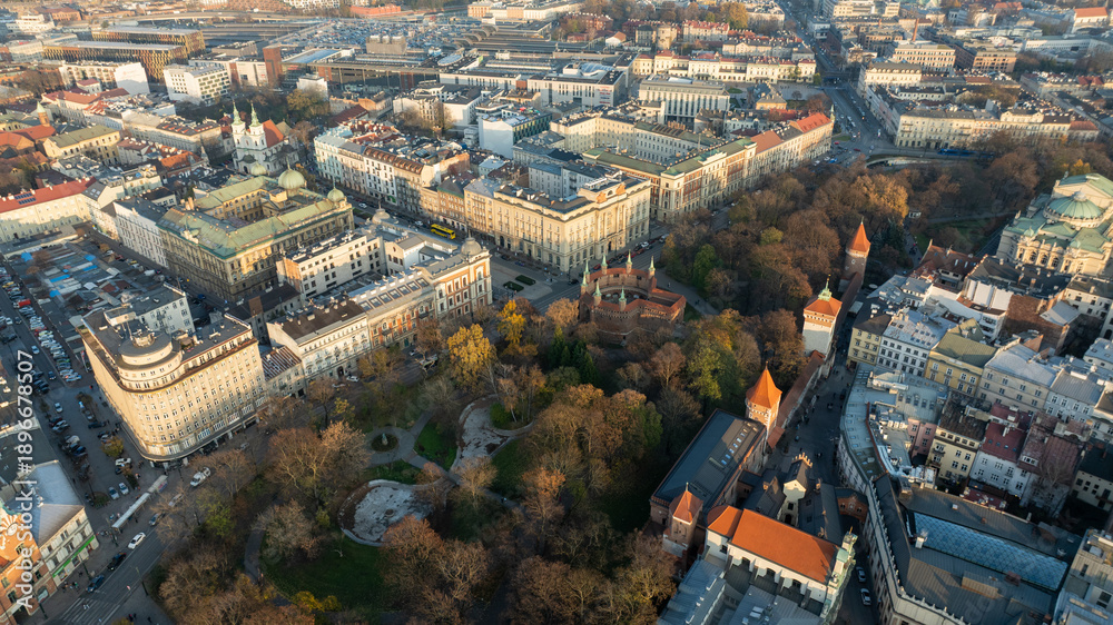 Obraz premium Aerial View of Krakow City Center in Autumn With Historic Barbican Park Trees and Surrounding Urban Architecture