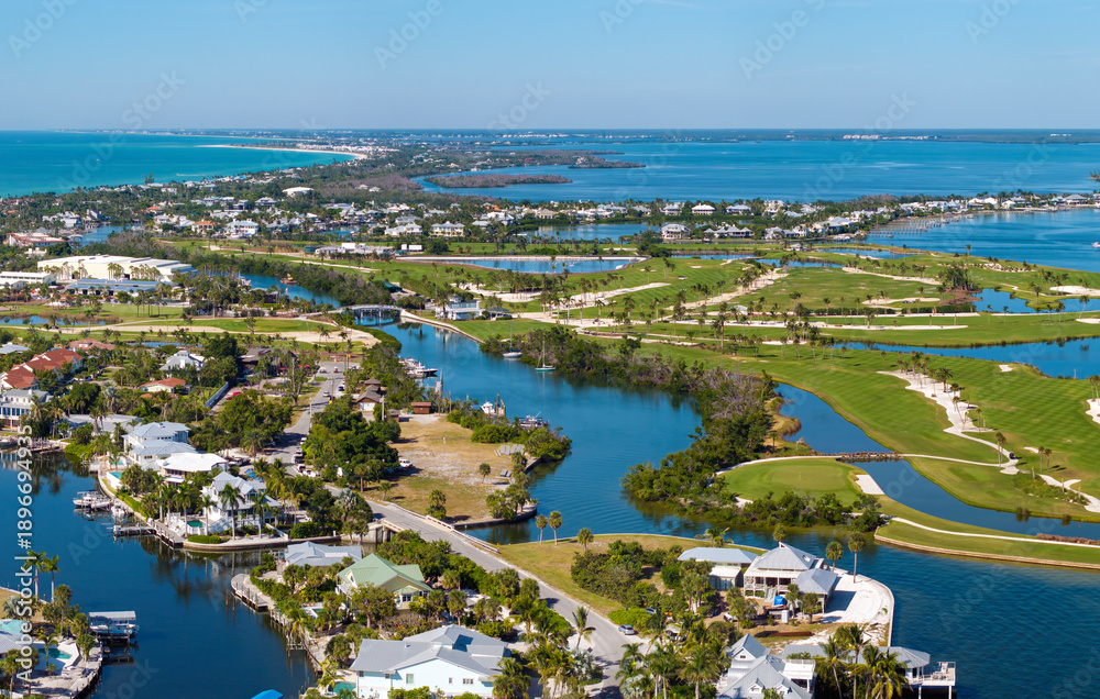 Obraz premium Wealthy waterfront residential area. Rich neighborhood with expensive vacation homes in Boca Grande, small town on Gasparilla Island in southwest Florida