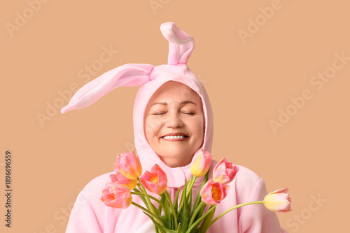 Funny senior woman in Easte...