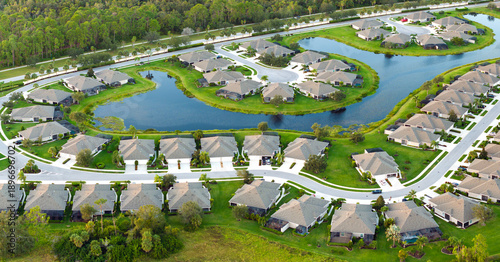 Foto Aerial view of expensive residential houses in small town in southwest Florida
