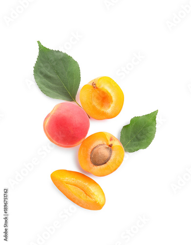 Sweet apricots and leaves o...