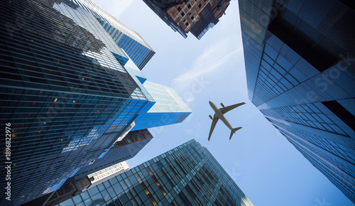 Fotografía An airplane flies over the skyscrapers of New York.