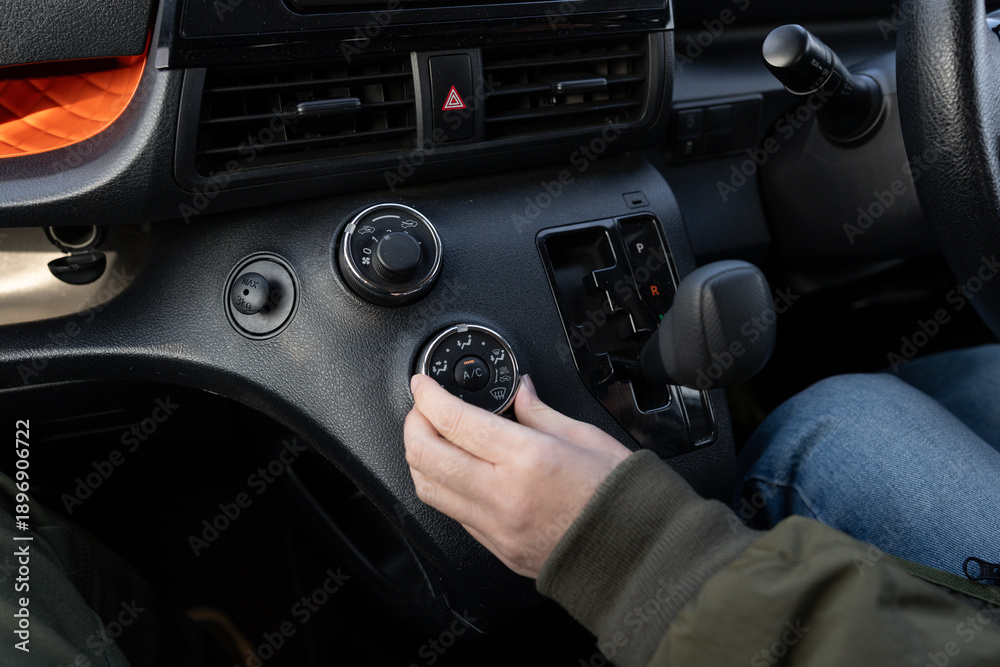 Fototapeta premium 自動車を運転する人