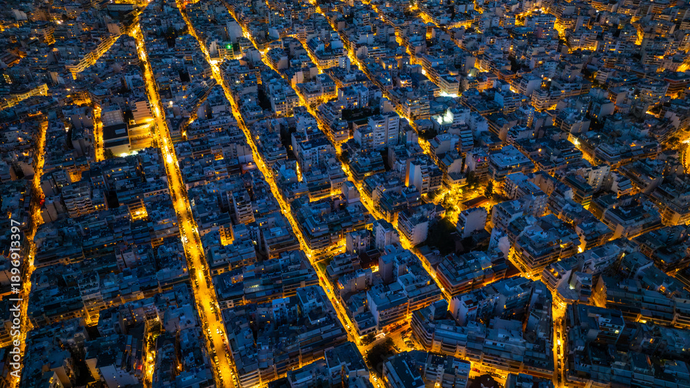 Obraz premium Aerial Cityscape at Dusk with Illuminated Grid Streets