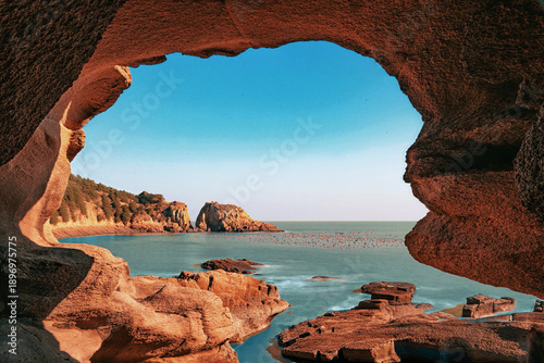 Photos red rocks in the sea