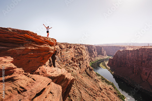 Konstfotografi Randonneur célébrant sa réussite au sommet d’un canyon américain