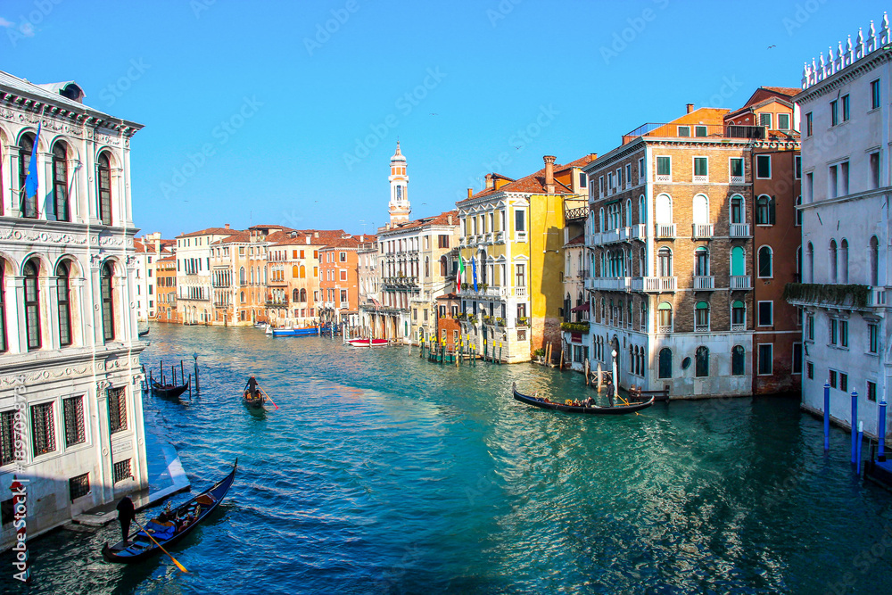 Obraz premium Gondolas and historic buildings along a Venetian canal