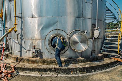 Schilderij op canvas Male into the fuel tank stainless oil area confined