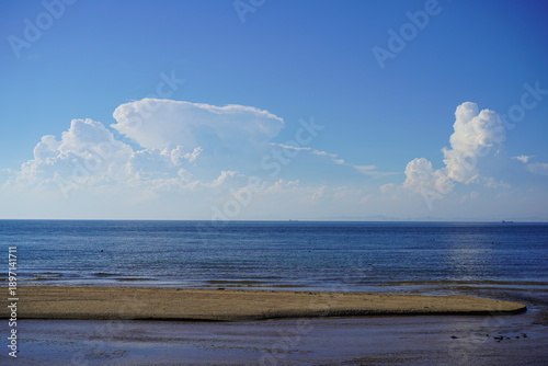 真夏の青い海と空に広がる雲