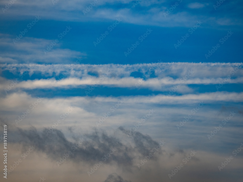 Fototapeta premium Kondensstreifen am bewölkten Himmel