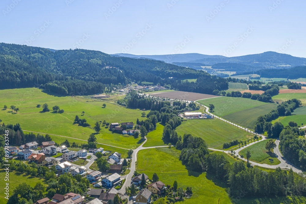 Fototapeta premium Ausblick auf den Vorderen Bayerischen Wald rund um Neukirchen im Kreis Straubing-Bogen