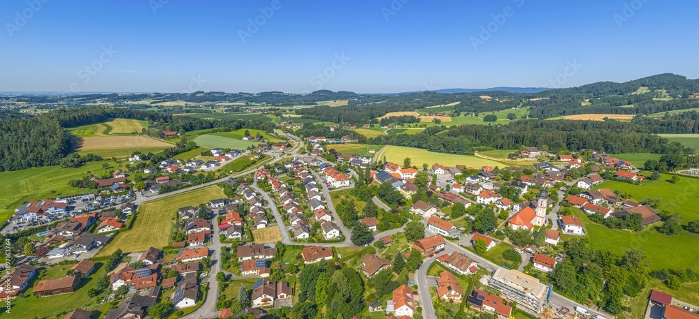 Fototapeta premium Ausblick auf den Vorderen Bayerischen Wald rund um Neukirchen im Kreis Straubing-Bogen