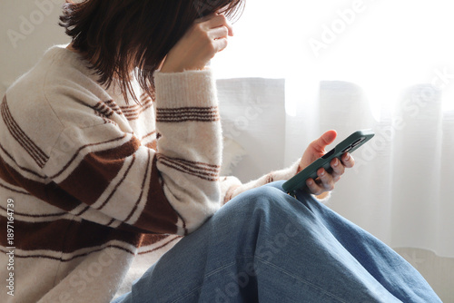 Photos スマホを見て泣く女性