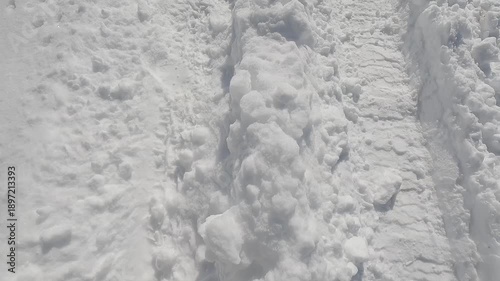 降り積もった雪の上を歩く