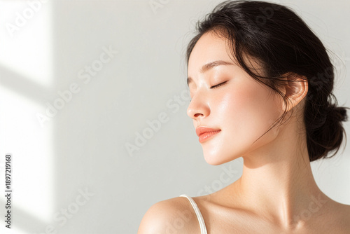 やわらかな自然光に包まれた女性の横顔ビューティーポートレート、日光浴、美容イメージ