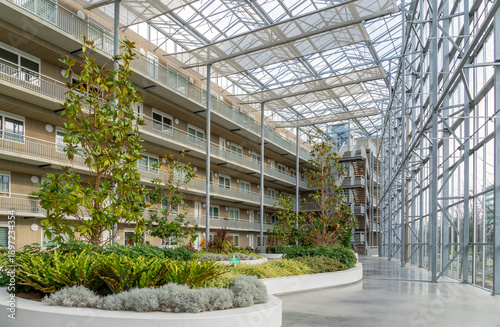 The large planters add color and warmth to the courtyard garden of the Futura residential complex in Zoetermeer.