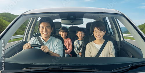 日本での週末の家族ドライブ、TVCM風イメージ
