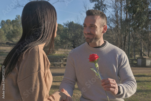 Foto A couple in love sit in a park
