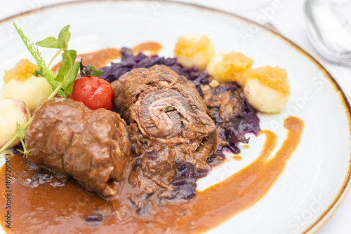 Abendessen auf gedecktem Esstisch