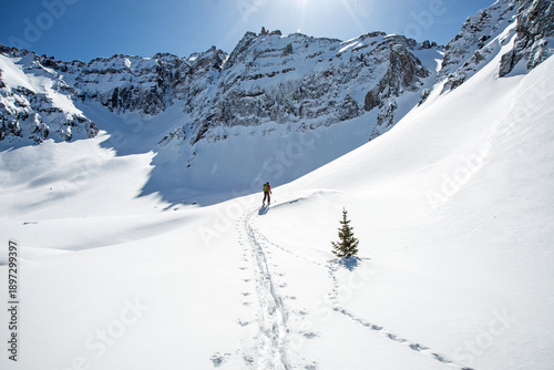 Foto A backcountry skier going up a mountain outside of Telluride Colorado
