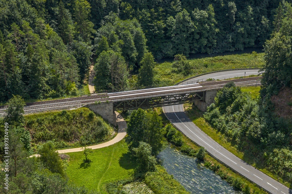Fototapeta premium Blick auf eine alte Eisenbahnbrücke über die Pegnitz an der Bahnlinie Nürnberg-Cheb