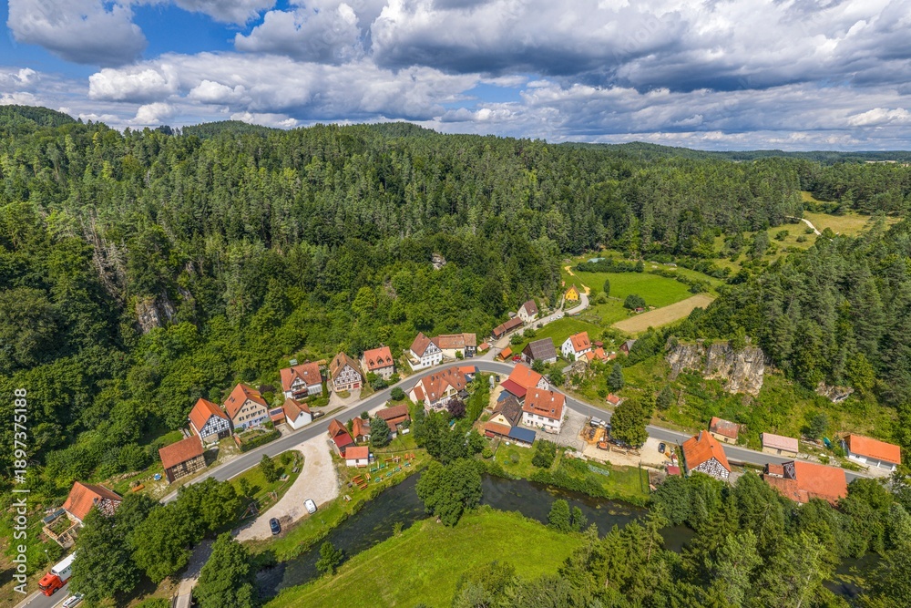 Obraz premium Sommerlicher Ausblick auf die Hersbrucker Alb um Lungsdorf an der Pegnitz nahe Velden