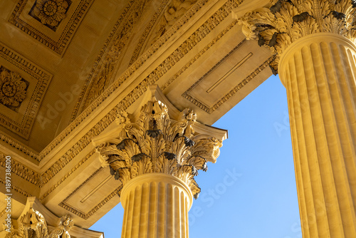 Φωτογραφία columns at night