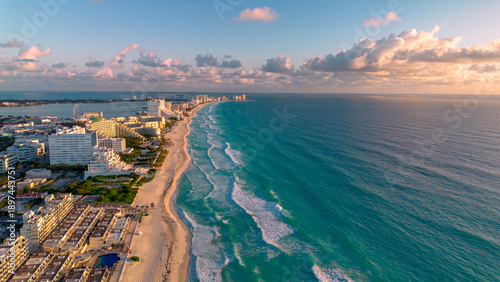 Foto Breathtaking Aerial View of Turquoise Ocean Waves Crashing Along the Pristine Sa