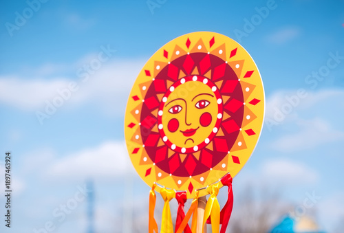 Foto Sun-shaped decorations for Maslenitsa on the street