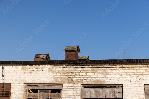Obraz na plátně abandoned building made of brick in the winter, an abandoned building intended f