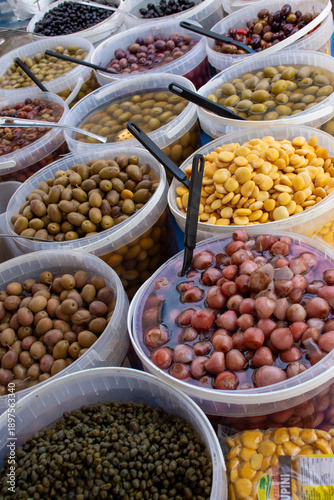Olive verdi e nere con lamponi e lupini