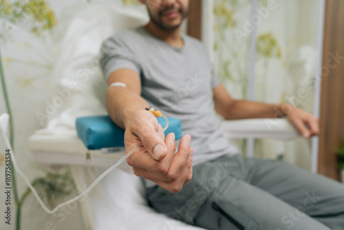 фотографія Patient receiving intravenous infusion treatment through iv drip on their arm, focusing on healthcare, medicine, medical therapy, and vitamin benefits in clinic setting