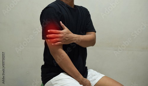 Obraz na plátně Man with pain in his arm Dislocation of the shoulder, joint inflammation, arthritis and degenerative changes