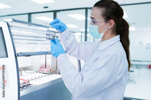 Εκτύπωση καμβά Medical scientist loading slide rack into automated stainer machine