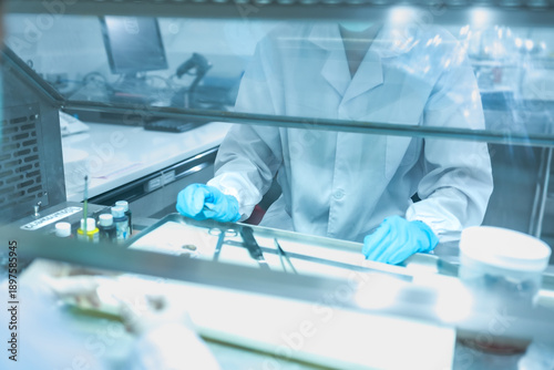 Foto Medical pathologist performing gross examination of tissue biopsy