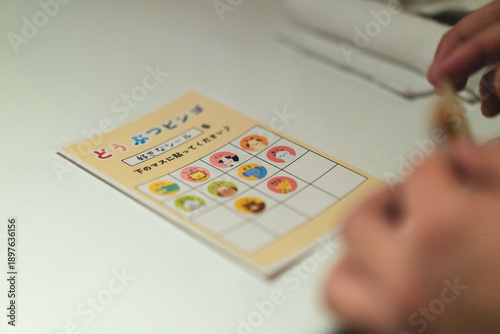 結婚式二次会で行われるビンゴゲームの様子