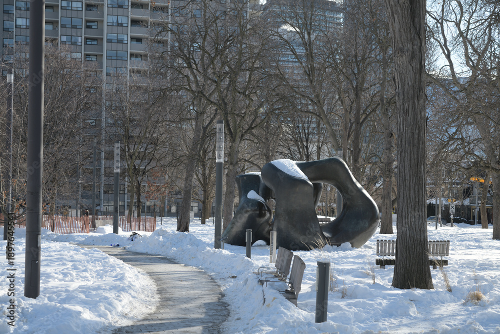 Obraz premium Henry Moore's Large Two Forms in Grange Park, wintertime, Toronto