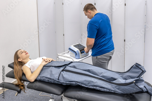Tableau sur toile Doctor sets pressotherapy for woman in rehabilitation clinic