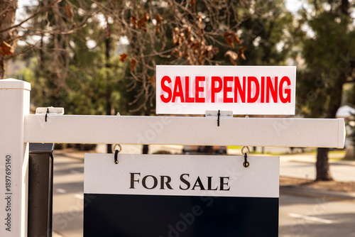 Foto A real estate sign that states Sale Pending on a recently sold residential house