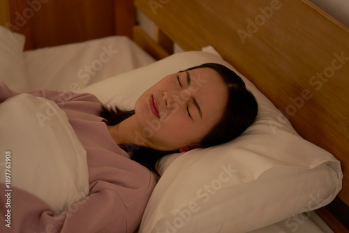 Wallpaper Mural 睡眠　うなされる女性　ベッドルーム Torontodigital.ca