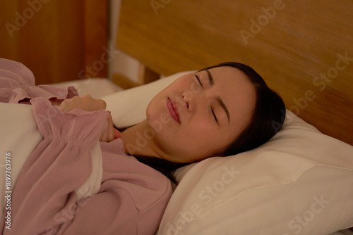 Wallpaper Mural 睡眠　うなされる女性　ベッドルーム Torontodigital.ca