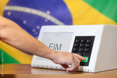 Urna eletrônica brasileira durante eleições presidenciais, com eleitor pressionando o botão confirmar. Conceito de democracia, dever cívico e processo eleitoral no Brasil.
