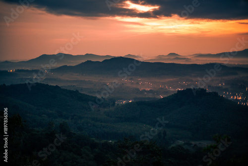 Fényképezés The natural backdrop of high mountains, with large rocks and diverse plant species on the summits, reflects the abundance of forest cover and the growth of wildlife