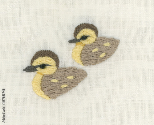かわいい二羽のカルガモのヒナの刺繍
