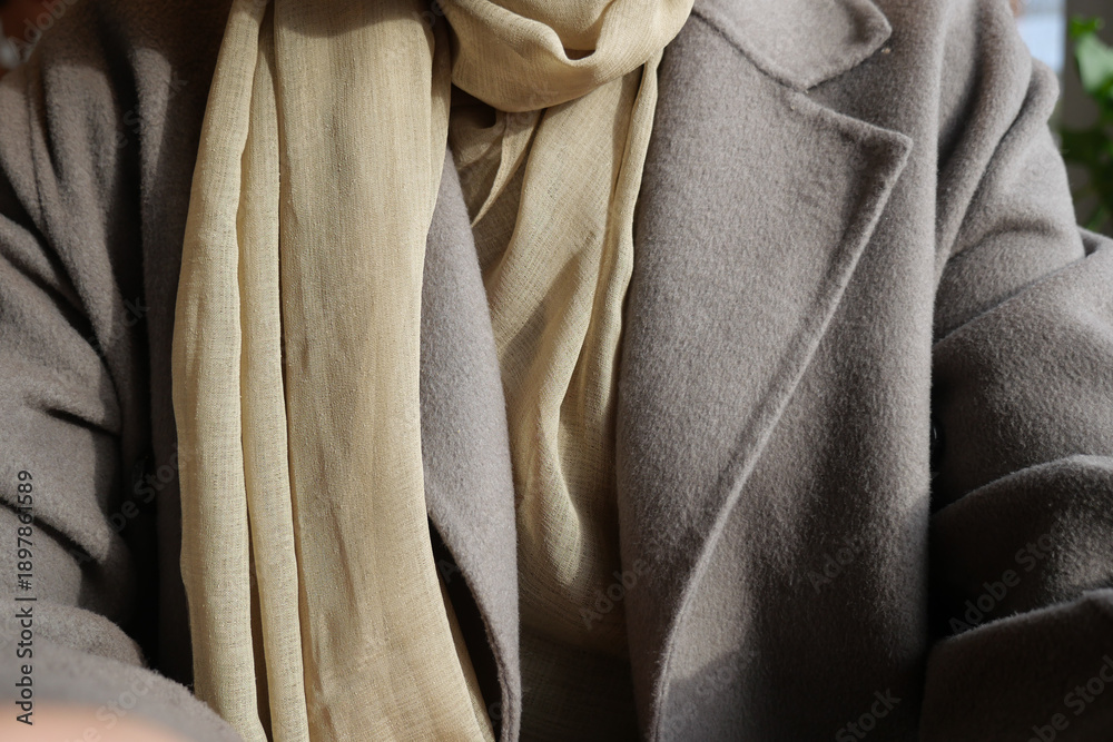 Obraz premium Warm scarf worn in a cozy indoor setting during daytime