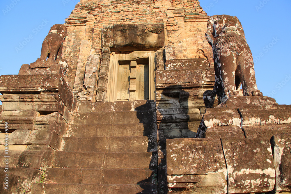 Naklejka premium ruined ancient hindu and buddhist khmer temple (pre rup) in angkor in siem reap in cambodia 