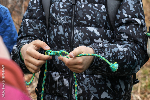 Canvas Print Kid learning to tie knot for sports tourism
