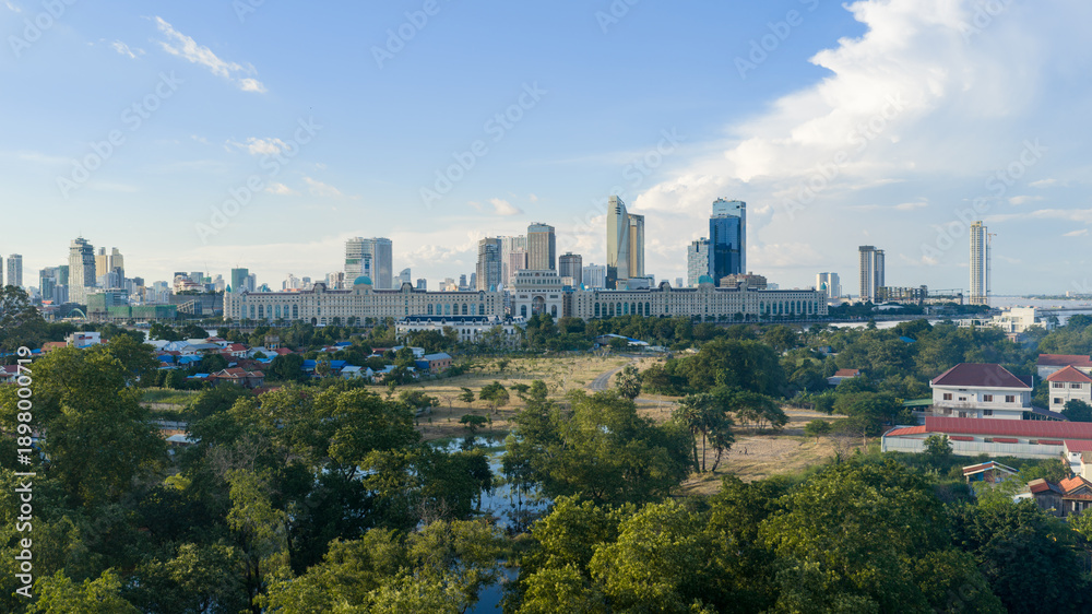 Obraz premium Skyline cityscape view of the river waterfront of Phnom Penh with the Tonle Sap and Mekong river located in Phnom Penh, Cambodia.
