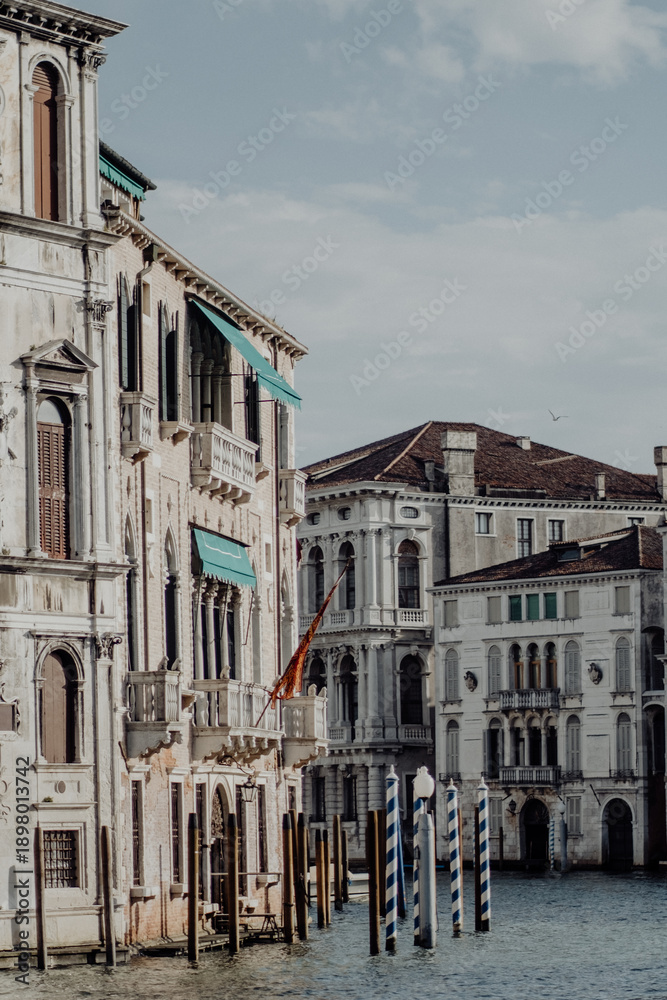 Naklejka premium Historische Architektur in Venedig, Fassaden venezianischer Palazzi am Kanal, prachtvolle Gebäude der Renaissance und Gotik, Weltkulturerbe Italien, Details der Architektur.